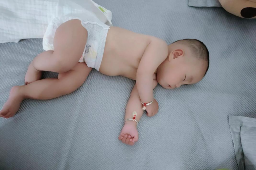 安溪五个月宝宝拇指内扣 安溪五个月宝宝拇指内扣